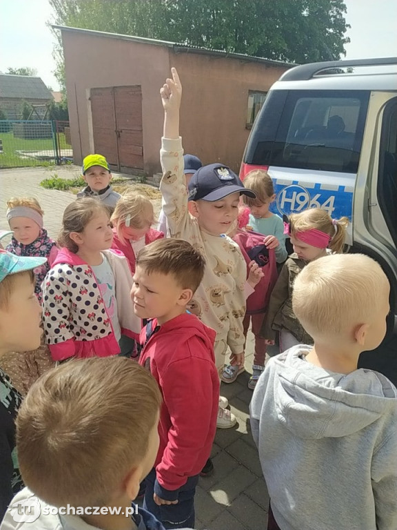 Dzielnicowi z Nowej Suchej z wizytą u przedszkolaków