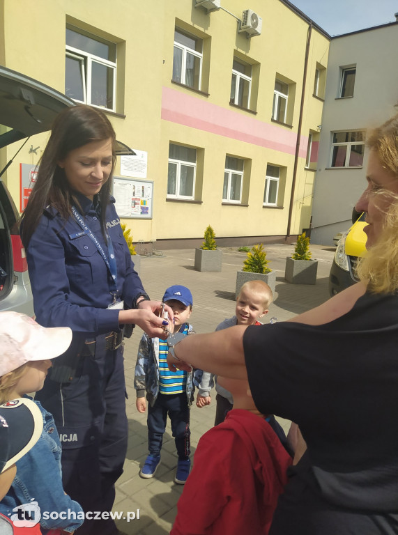 Dzielnicowi z Nowej Suchej z wizytą u przedszkolaków