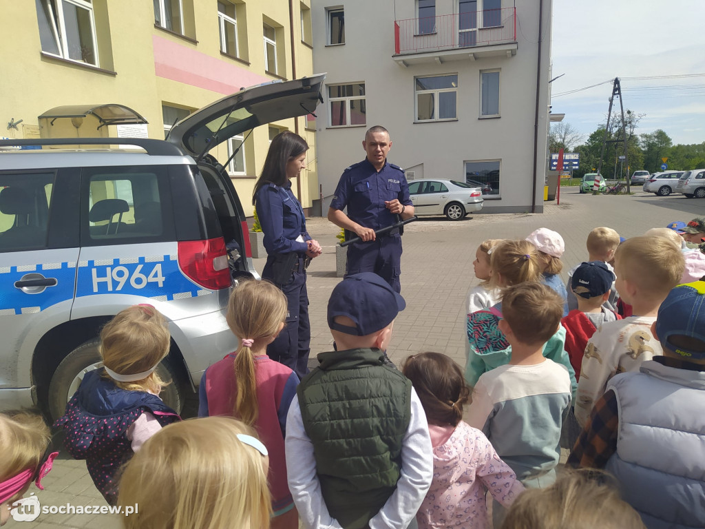 Dzielnicowi z Nowej Suchej z wizytą u przedszkolaków