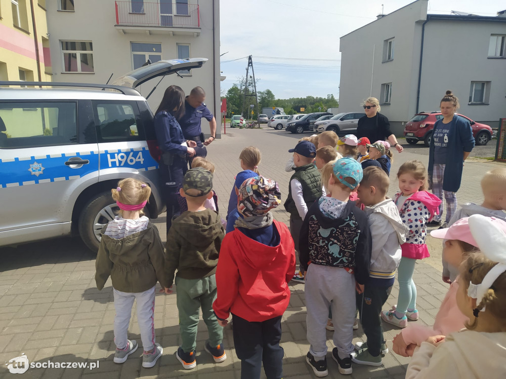 Dzielnicowi z Nowej Suchej z wizytą u przedszkolaków