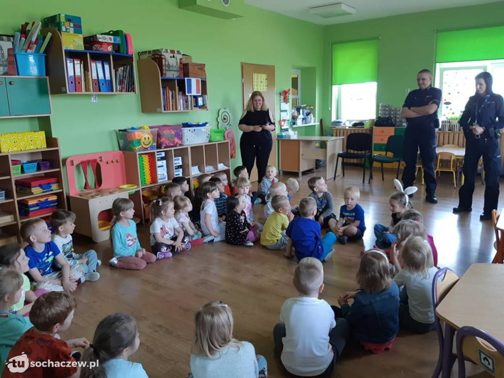 Dzielnicowi z Nowej Suchej z wizytą u przedszkolaków