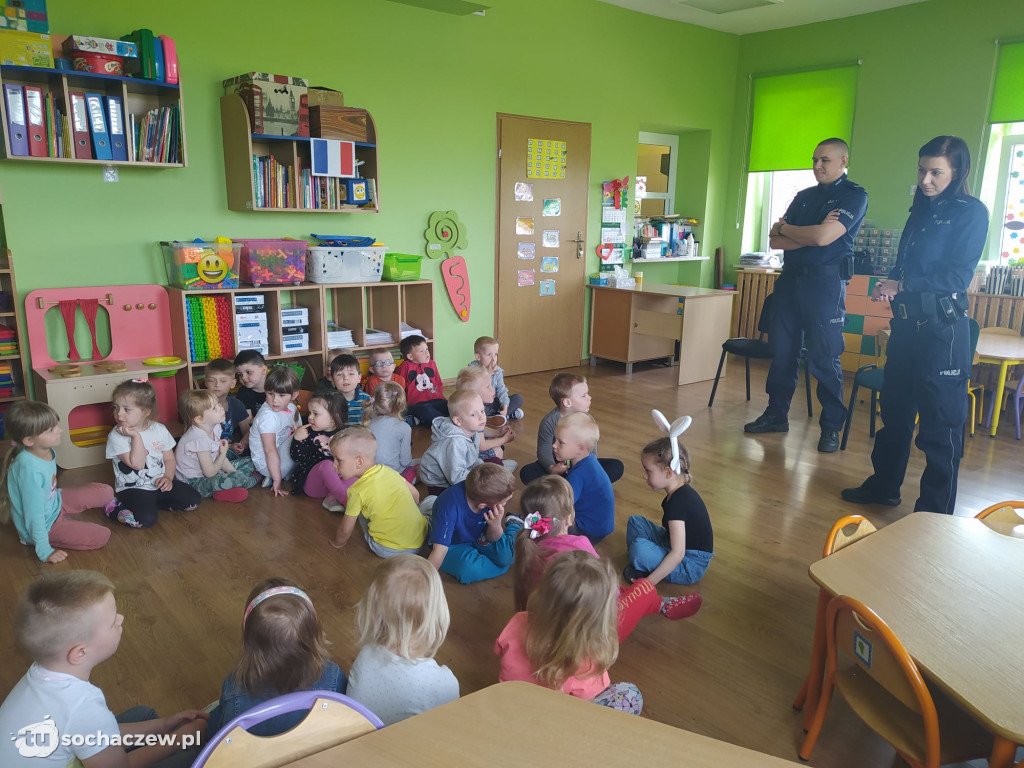Dzielnicowi z Nowej Suchej z wizytą u przedszkolaków