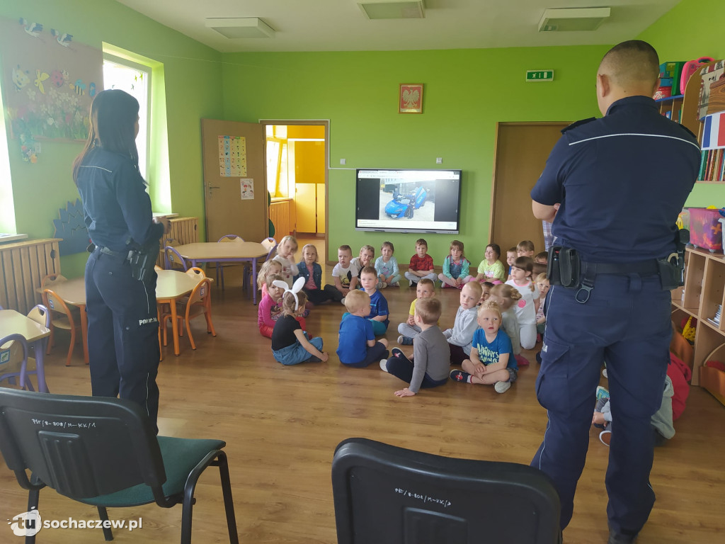 Dzielnicowi z Nowej Suchej z wizytą u przedszkolaków