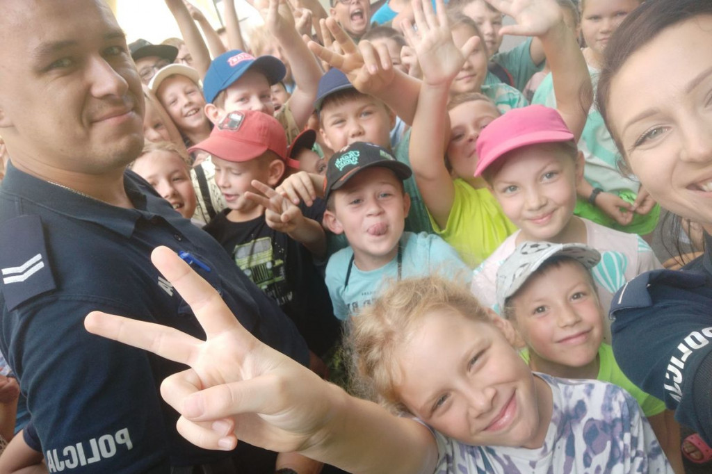 Półkolonie w Nowej Suchej, udane spotkanie z mundurowym