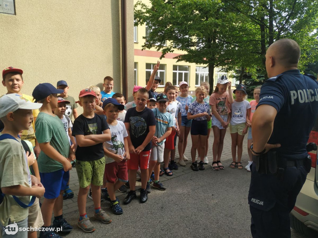 Półkolonie w Nowej Suchej, udane spotkanie z mundurowym