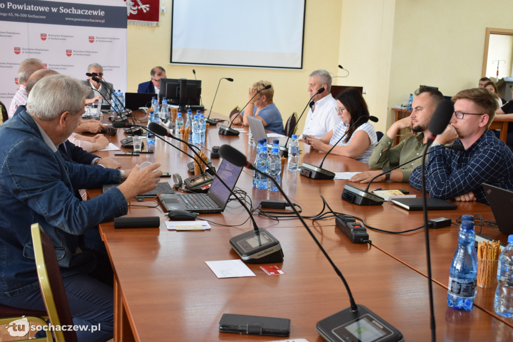 Pałac w Giżycach między dwoma punktami widzenia