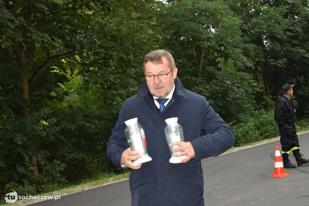 Odsłonięcie obelisku w Załuskowie