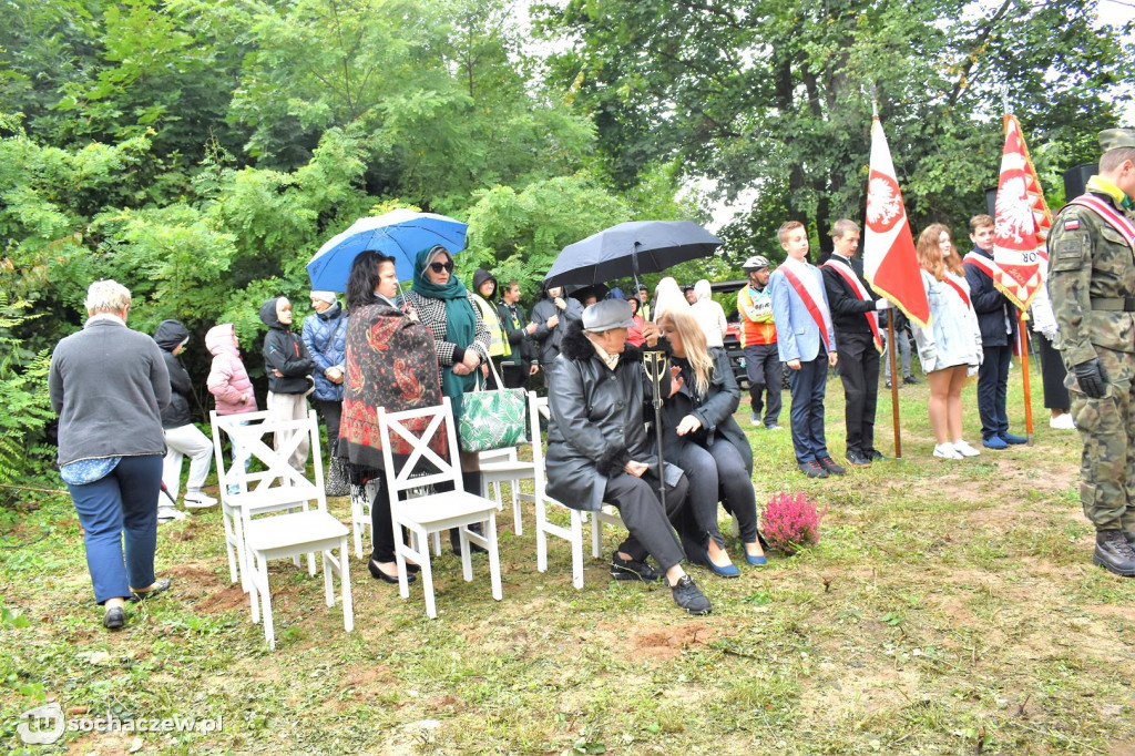 Odsłonięcie obelisku w Załuskowie