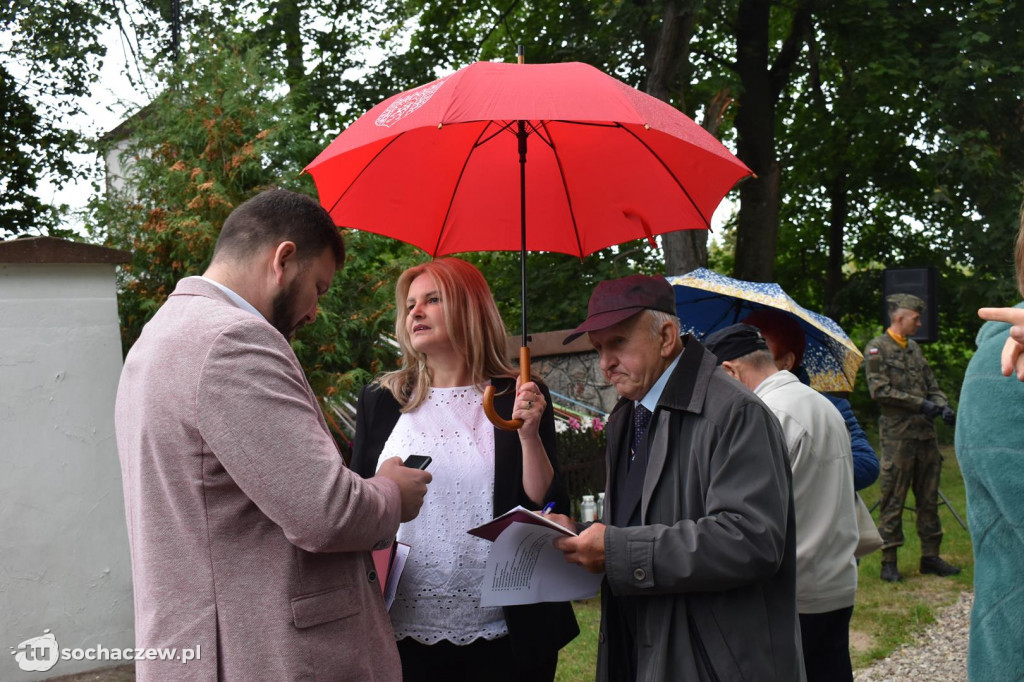Odsłonięcie obelisku w Załuskowie
