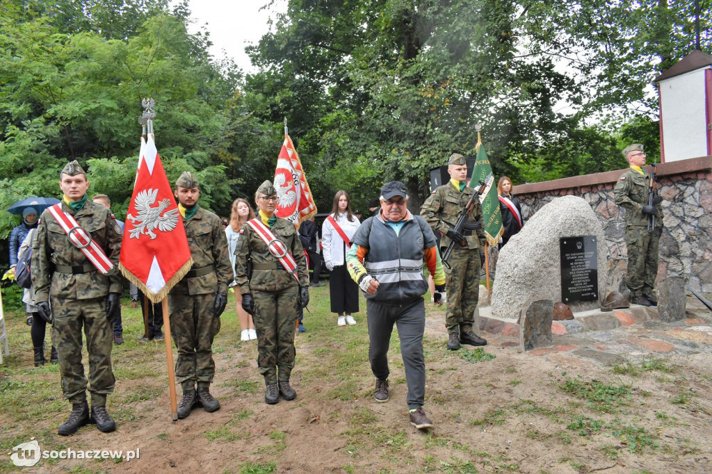 Odsłonięcie obelisku w Załuskowie