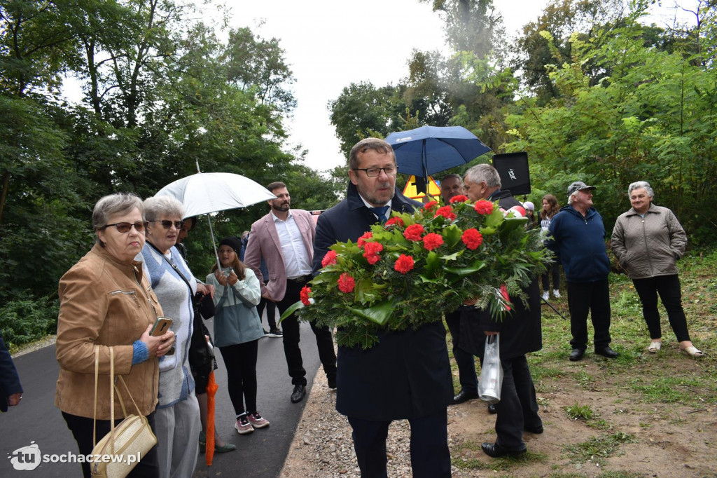 Odsłonięcie obelisku w Załuskowie