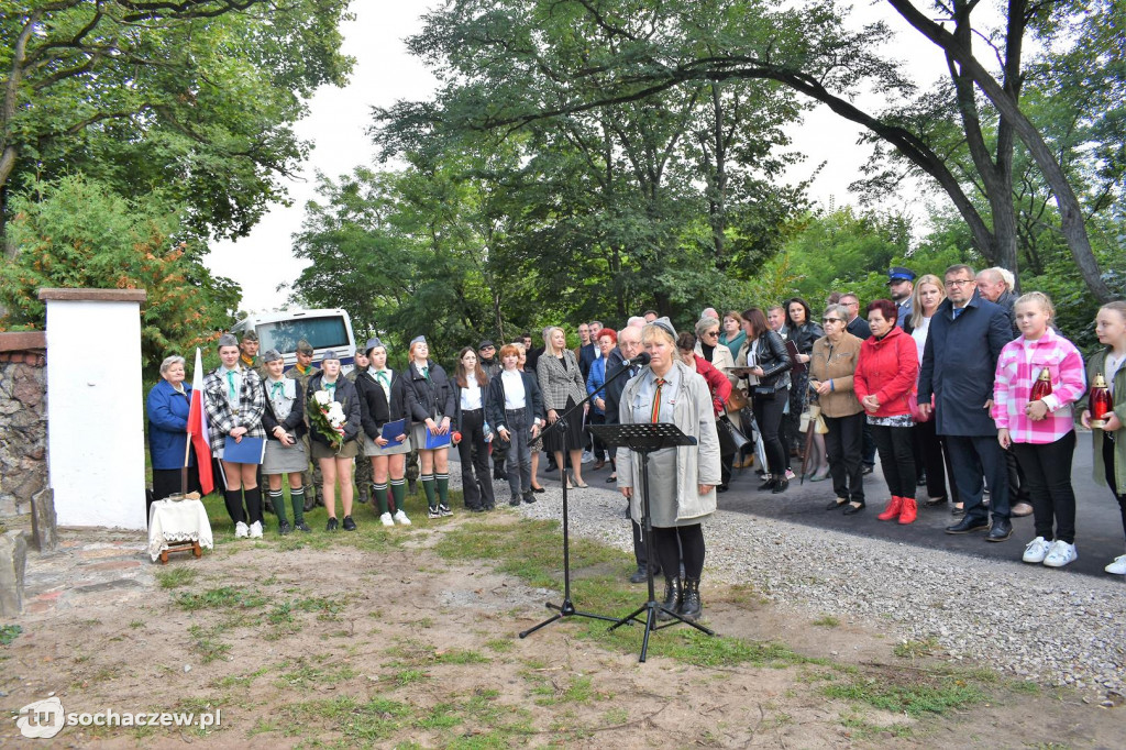 Odsłonięcie obelisku w Załuskowie