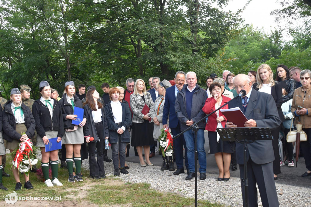 Odsłonięcie obelisku w Załuskowie