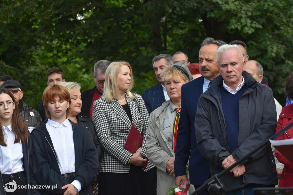 Odsłonięcie obelisku w Załuskowie