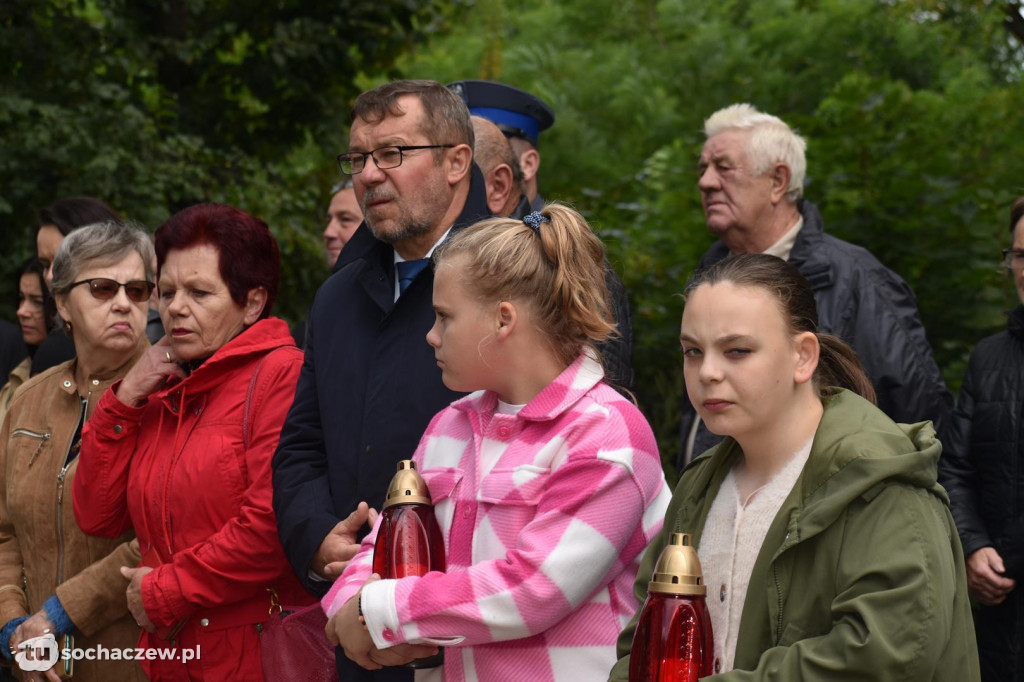 Odsłonięcie obelisku w Załuskowie