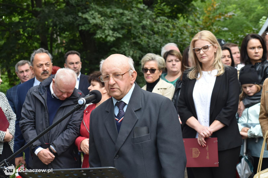 Odsłonięcie obelisku w Załuskowie
