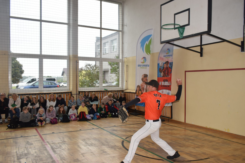 Zagraj w baseball na orliku w Młodzieszynie