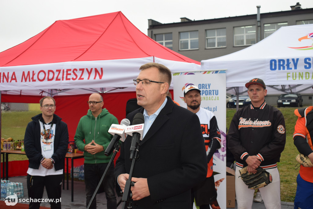 Zagraj w baseball na orliku w Młodzieszynie
