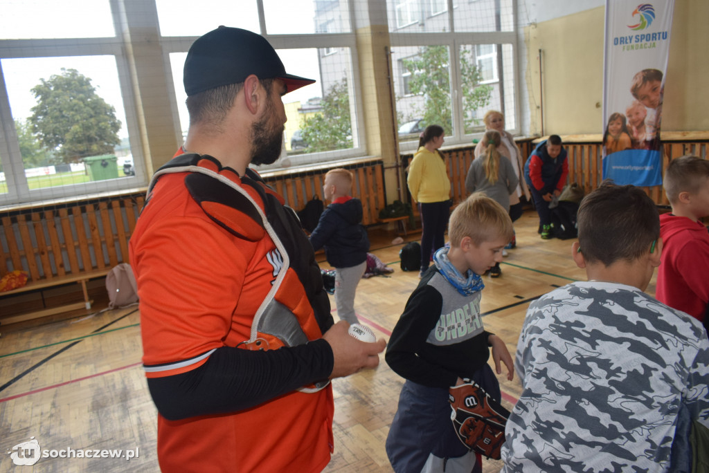 Zagraj w baseball na orliku w Młodzieszynie