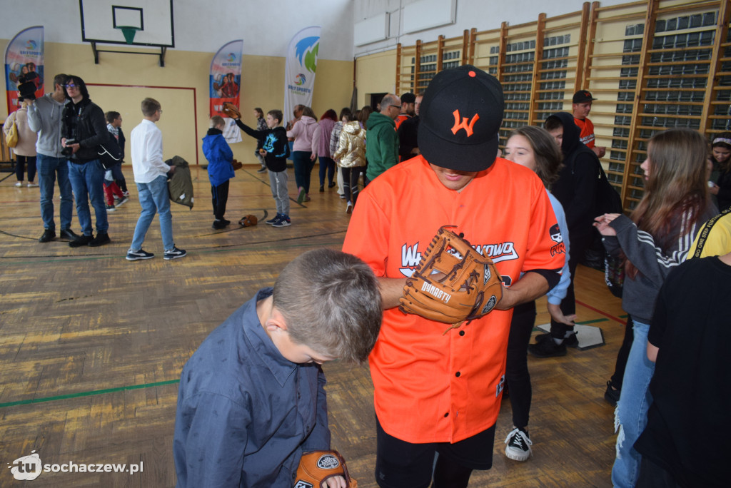 Zagraj w baseball na orliku w Młodzieszynie