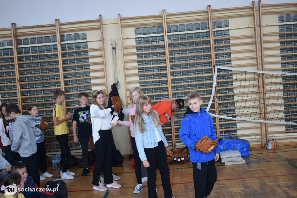 Zagraj w baseball na orliku w Młodzieszynie