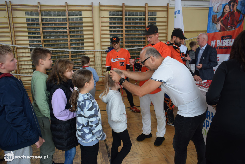 Zagraj w baseball na orliku w Młodzieszynie