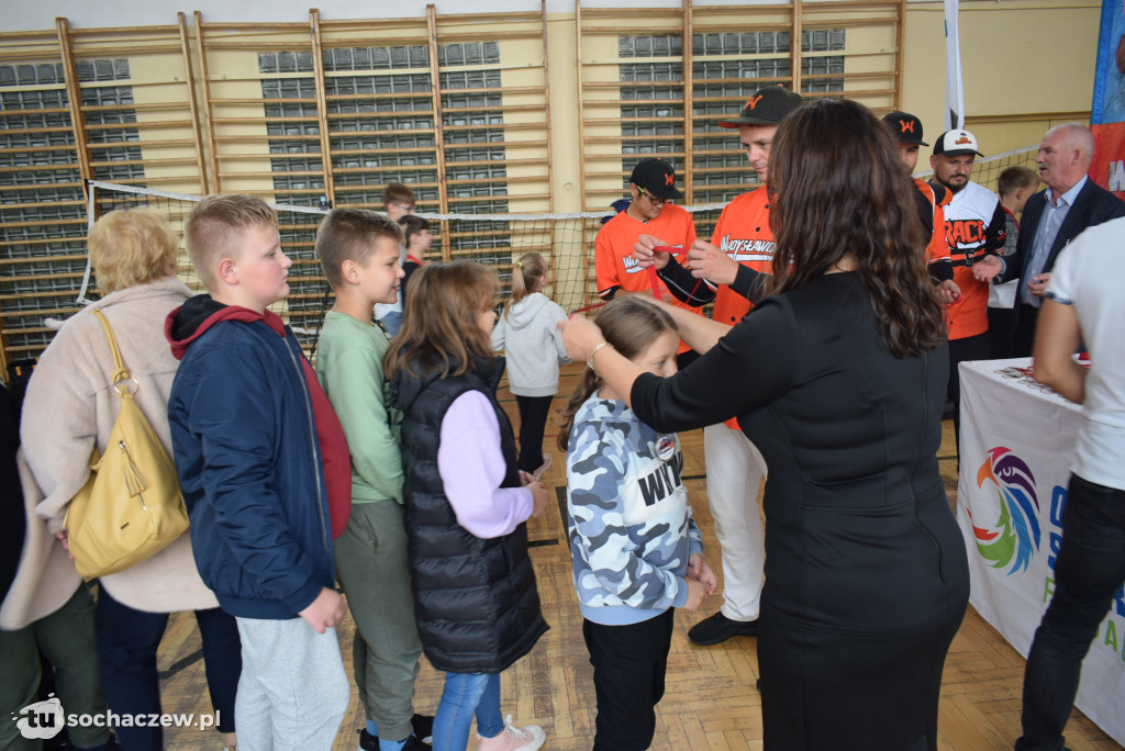 Zagraj w baseball na orliku w Młodzieszynie