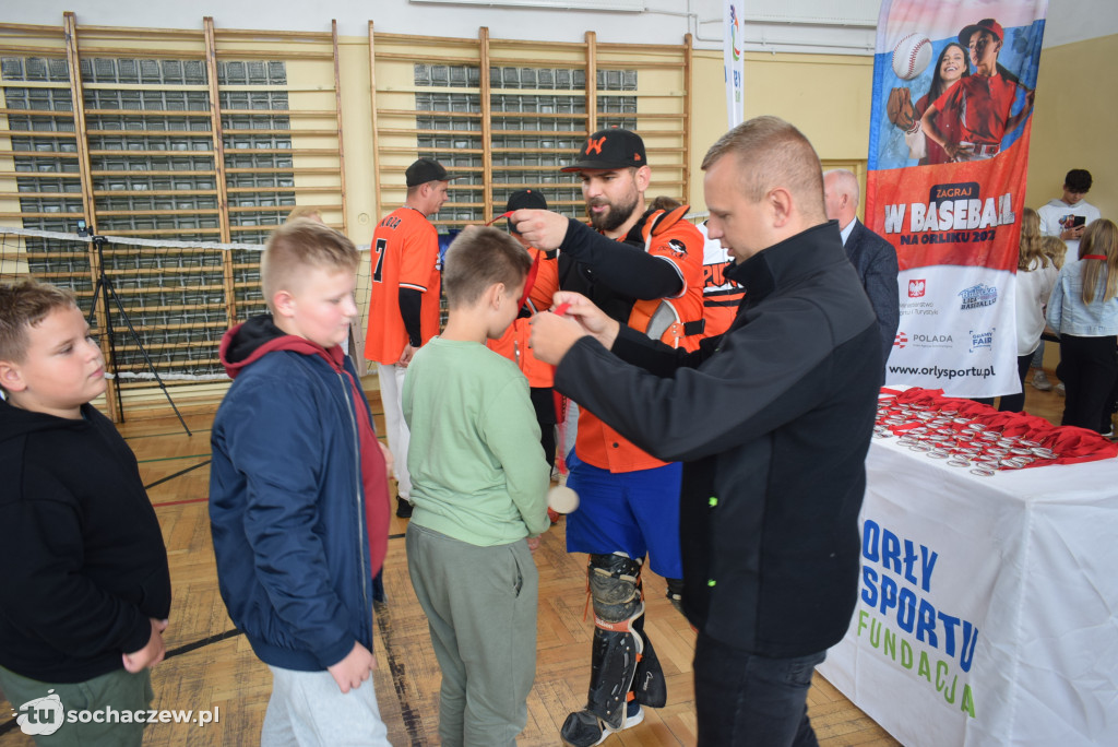 Zagraj w baseball na orliku w Młodzieszynie