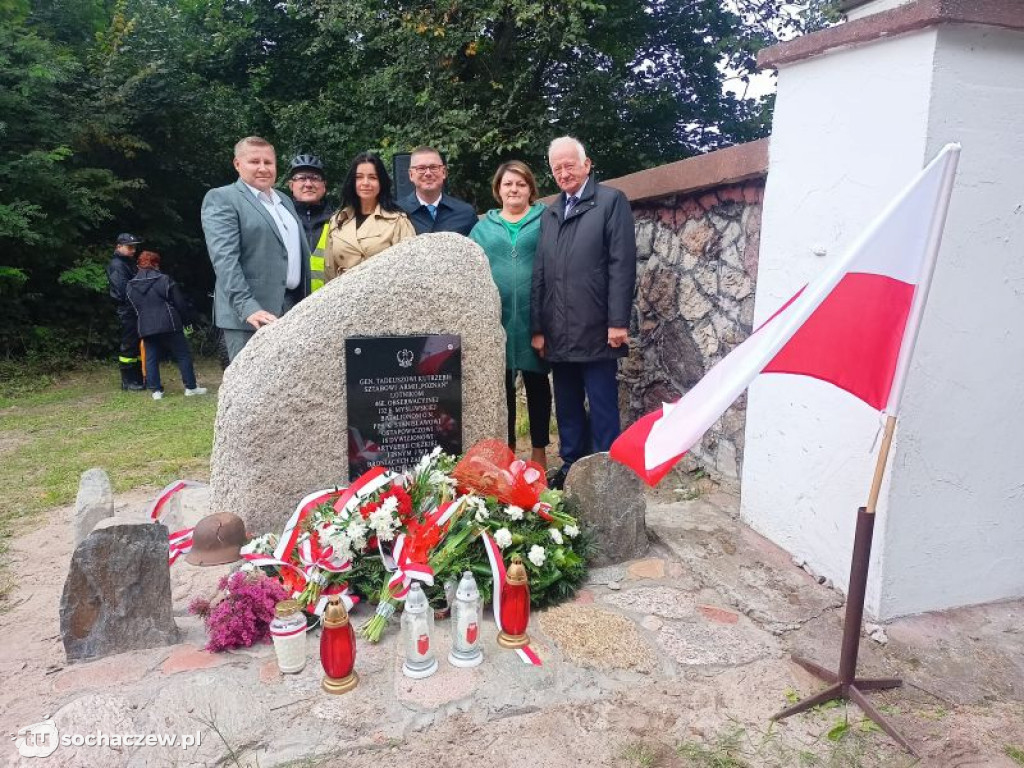 Odsłonięcie obelisku w Załuskowie