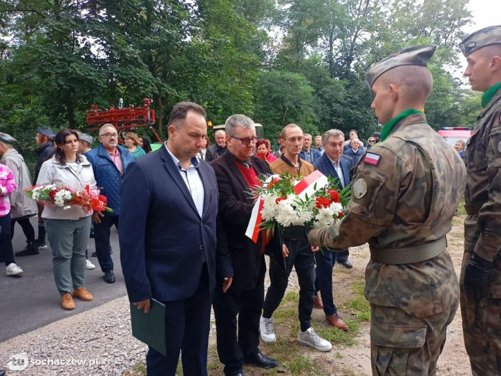 Odsłonięcie obelisku w Załuskowie