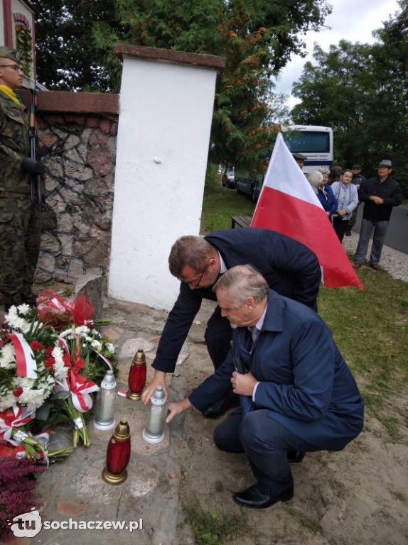 Odsłonięcie obelisku w Załuskowie