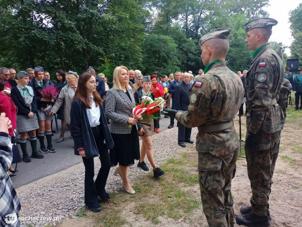 Odsłonięcie obelisku w Załuskowie