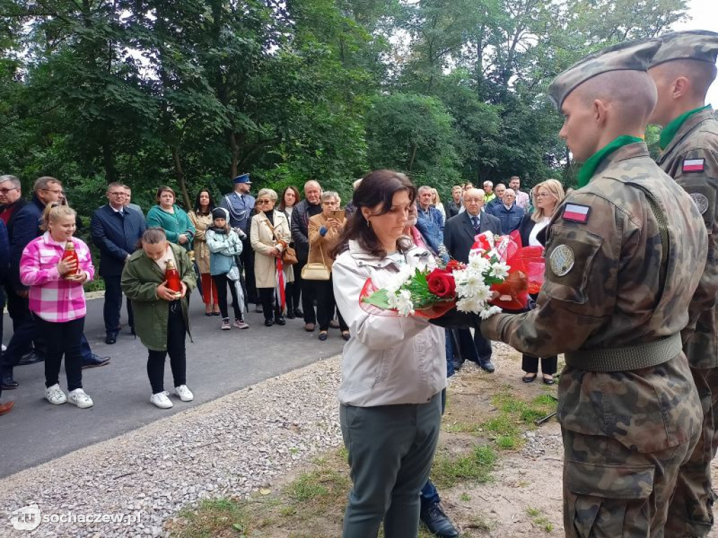 Odsłonięcie obelisku w Załuskowie