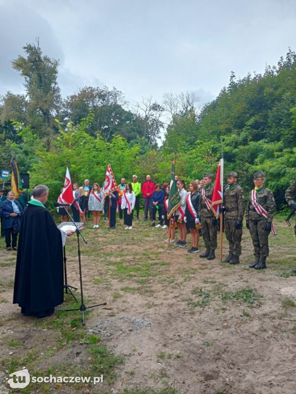 Odsłonięcie obelisku w Załuskowie