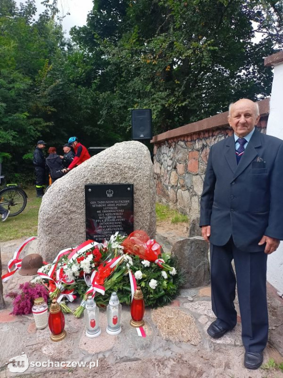Odsłonięcie obelisku w Załuskowie