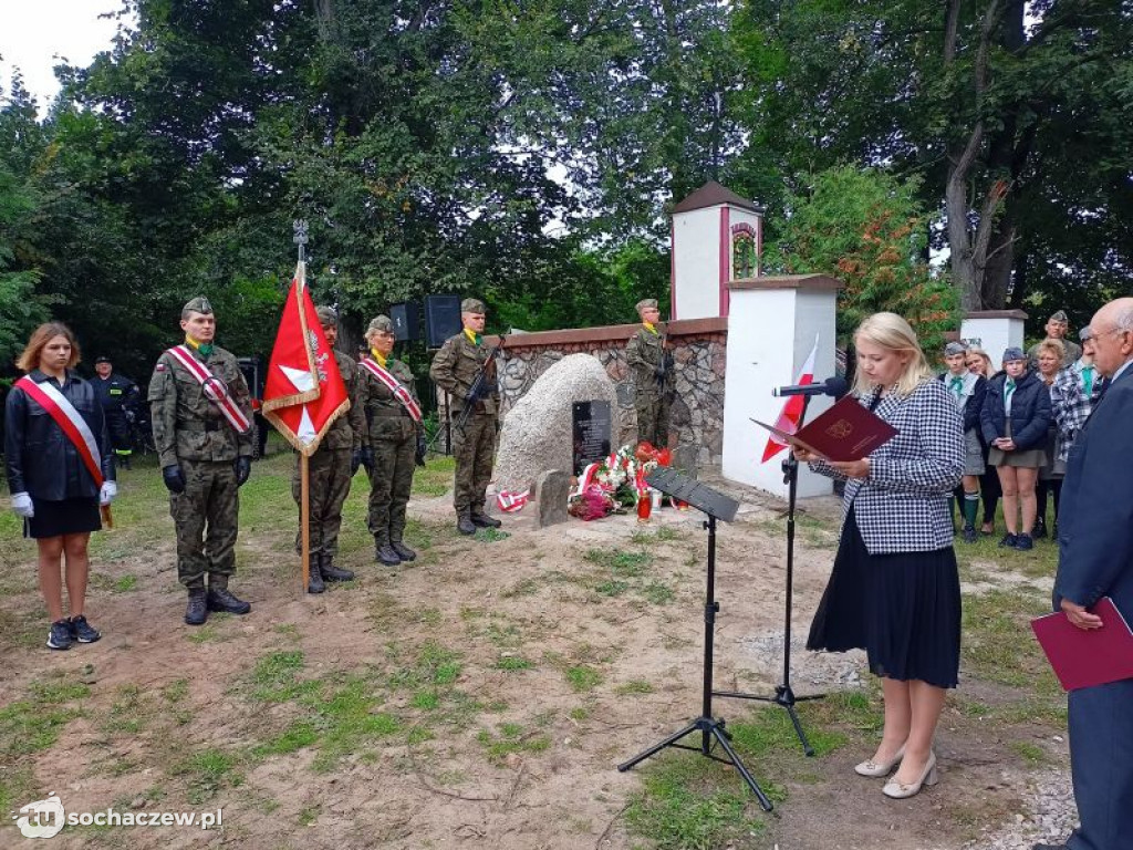 Odsłonięcie obelisku w Załuskowie