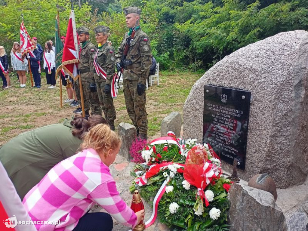 Odsłonięcie obelisku w Załuskowie