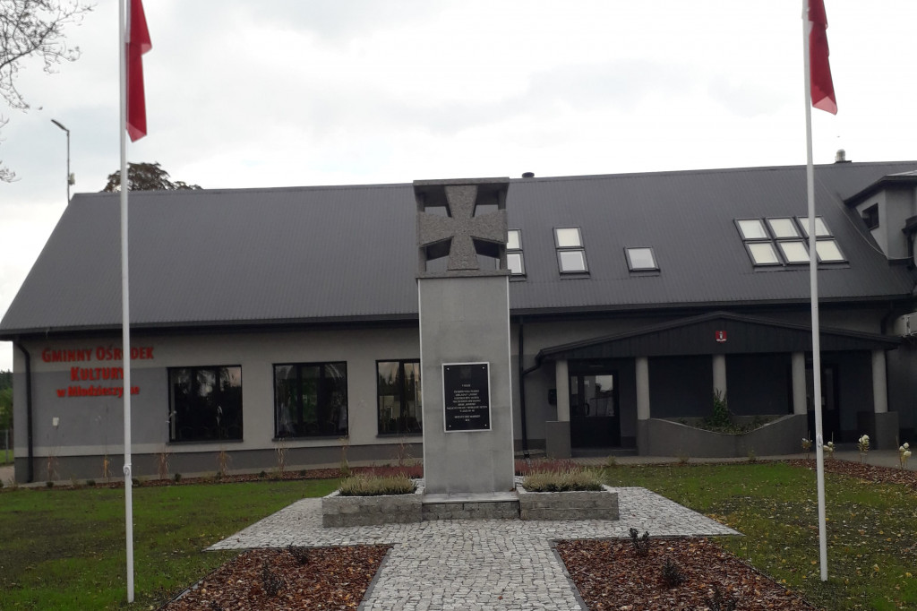 Renowacja pomnika w Młodzieszynie
