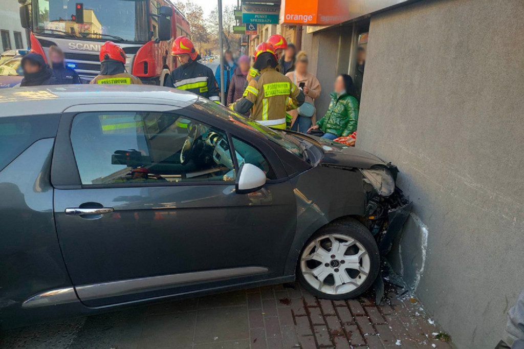 Wypadek na Warszawskiej, dwie osoby w szpitalu