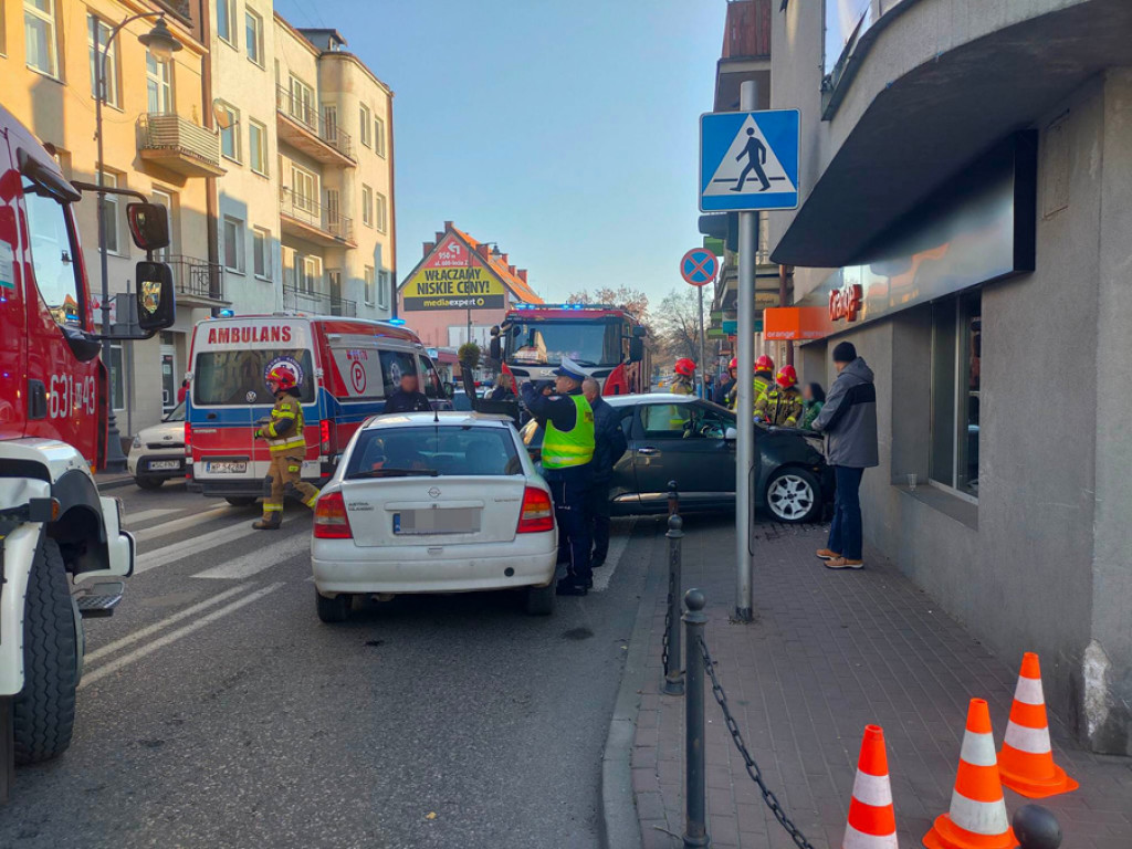 Wypadek na Warszawskiej, dwie osoby w szpitalu
