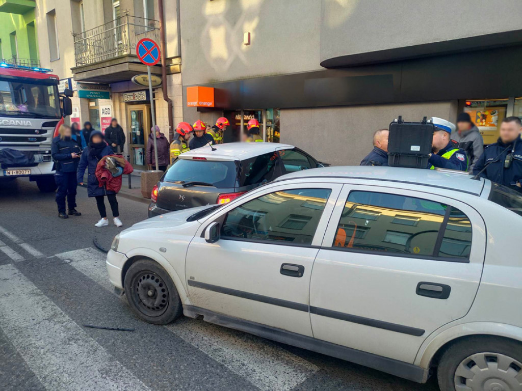 Wypadek na Warszawskiej, dwie osoby w szpitalu