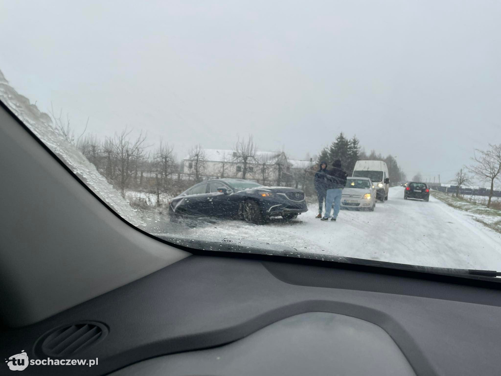 Trudne warunki na drogach powiatu
