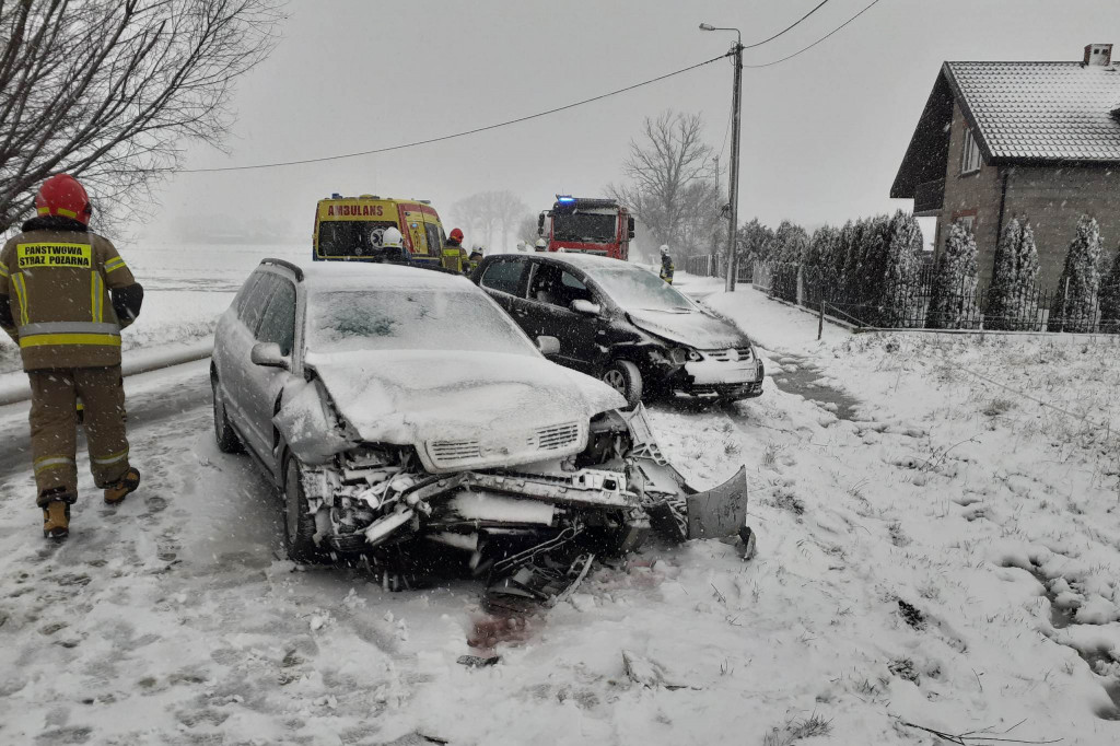  Śnieżyca nad powiatem i wypadek w Piotrowie