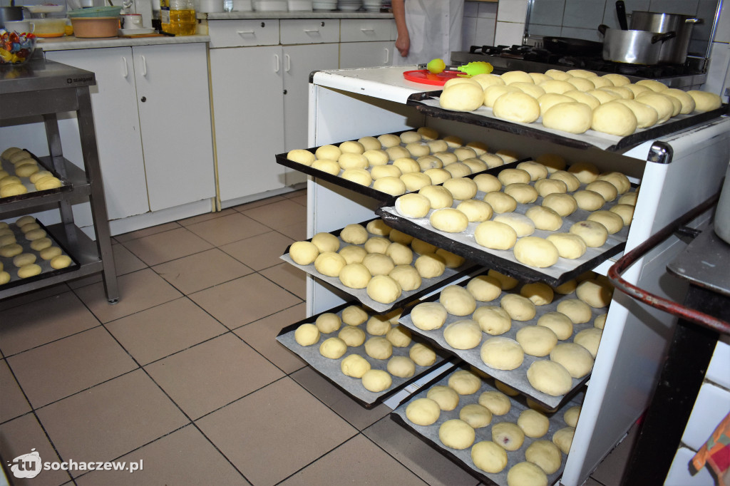 Produkcja pączków w Barze Społem