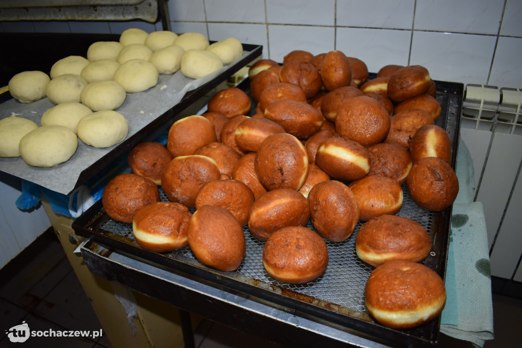 Produkcja pączków w Barze Społem