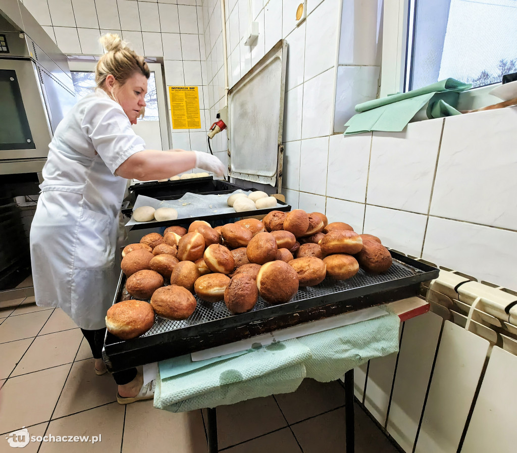 Produkcja pączków w Barze Społem