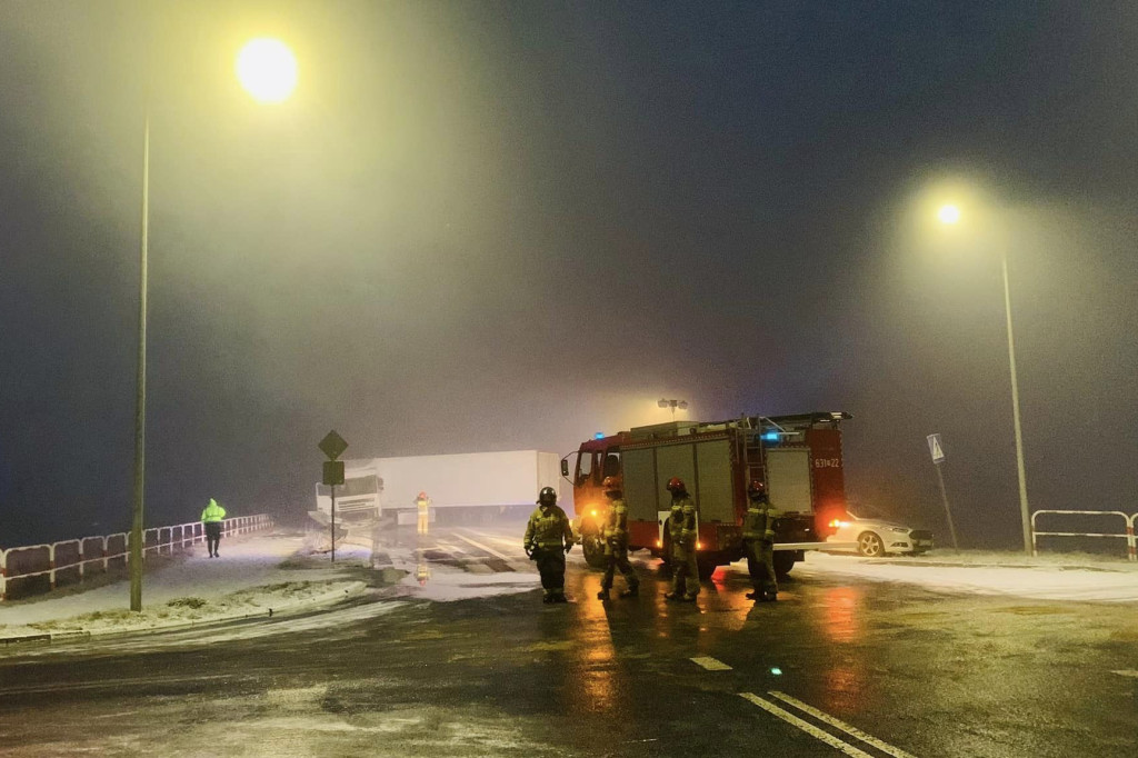 Elżbietów: ciężarówka wpadła w poślizg