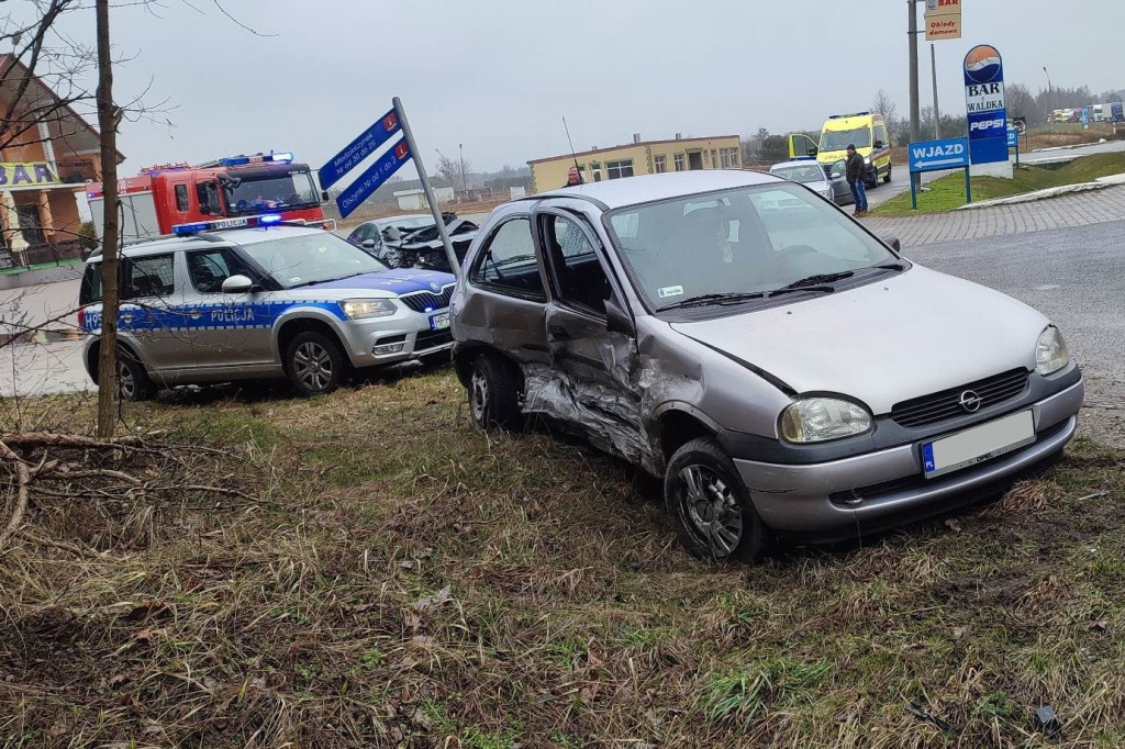 Zderzenie trzech aut na DK 50 w Młodzieszynku