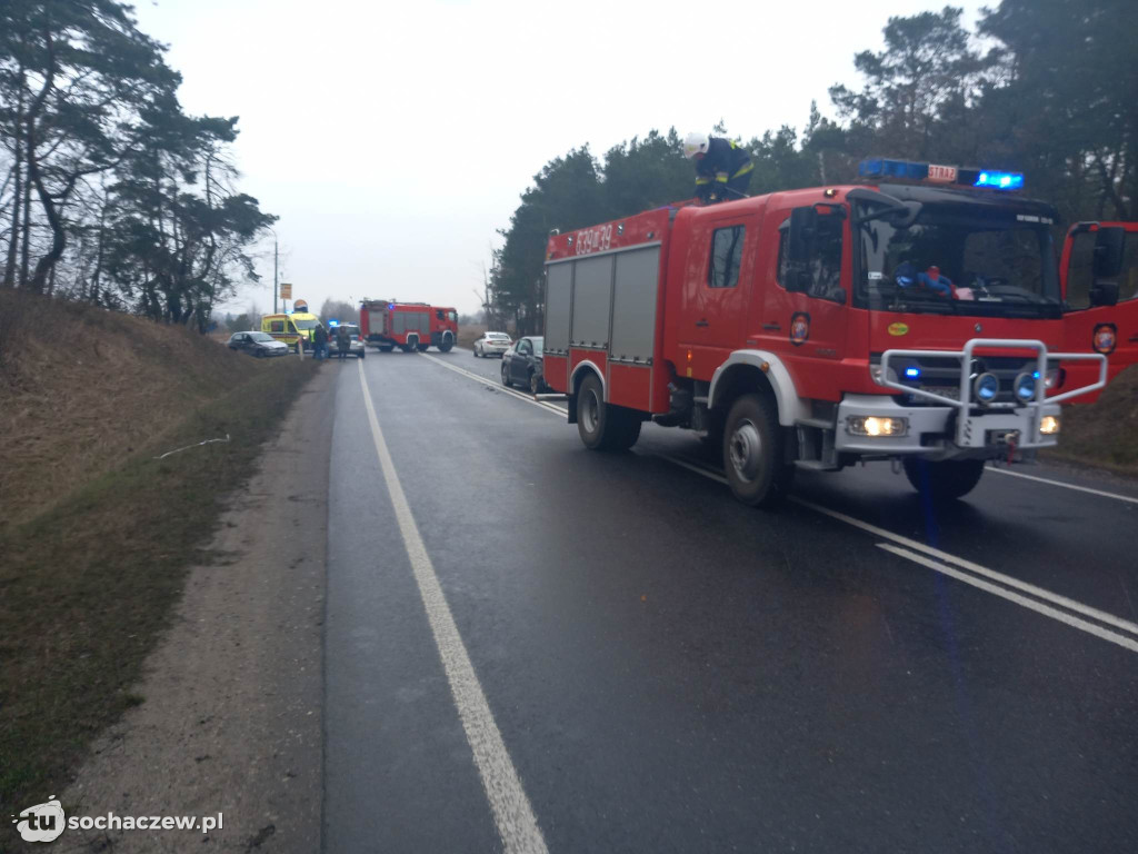 Zderzenie trzech aut na DK 50 w Młodzieszynku