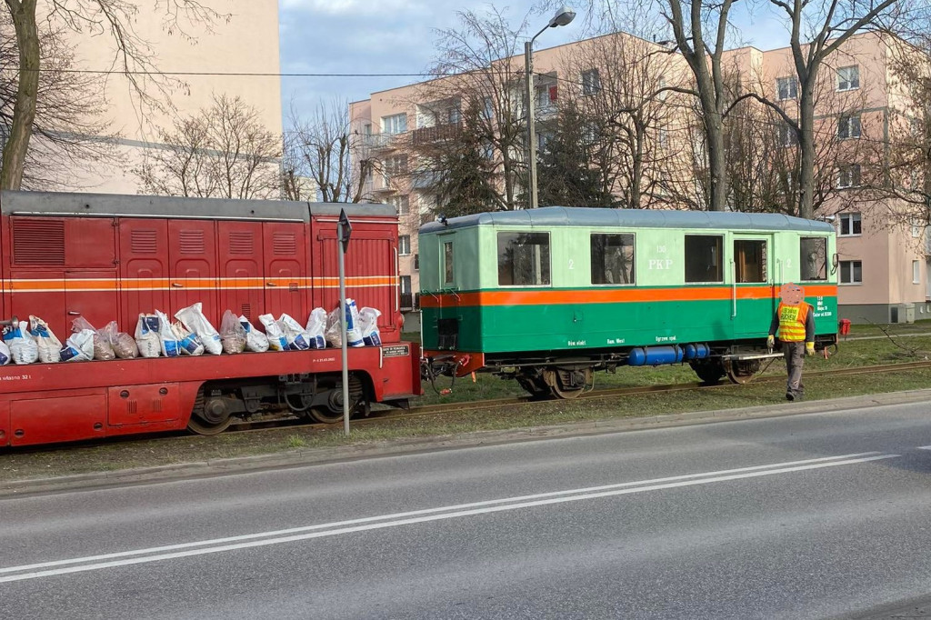 Zderzenie osobówki z kolejką wąskotorową
